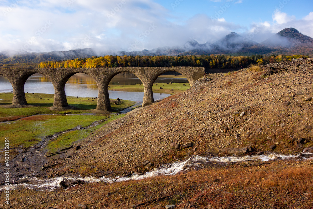 秋の上士幌町糠平湖タウシュベツ川橋梁と紅葉の風景