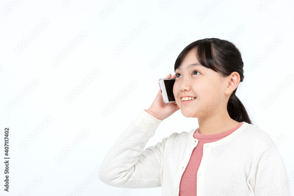スマートフォンで通話する女の子