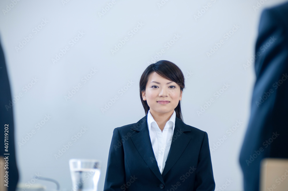 面接を受けるスーツを着た女性 面接を受けるスーツを着た女性