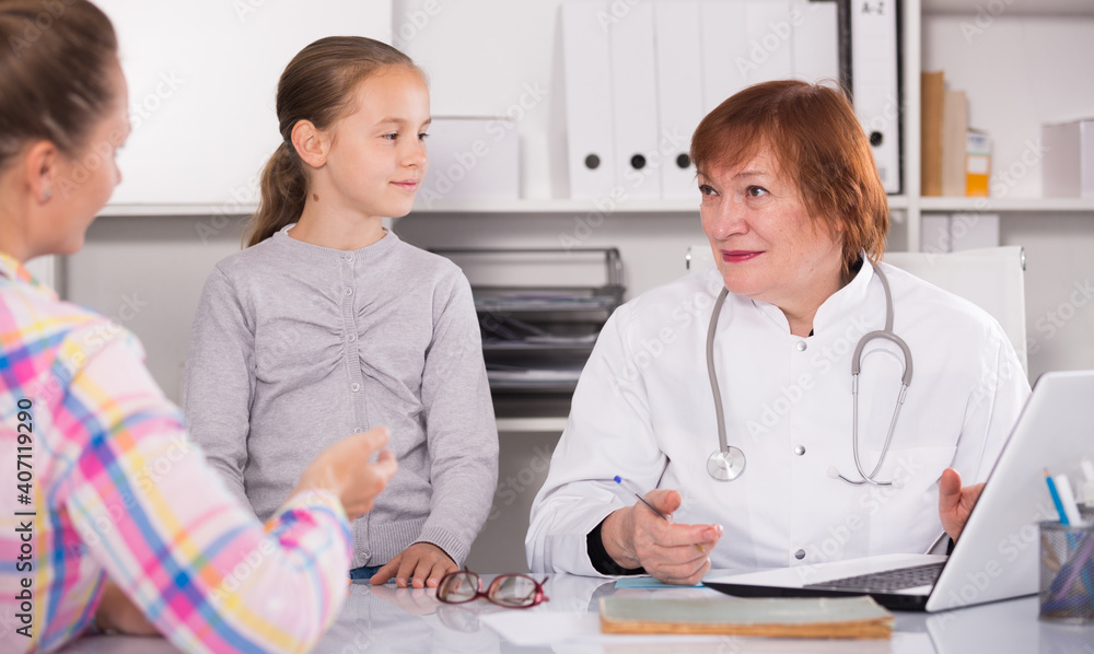 Obraz premium Little girl and mother with mature medical worker in medical center.