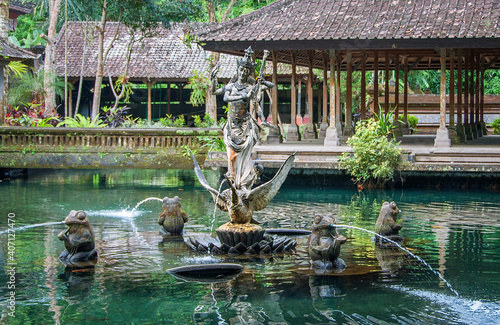 Templo hinduista de agua del manantial sagrado en Bali. Indonesia photo