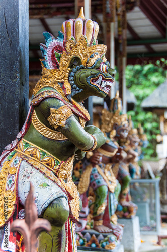 Templo hinduista de agua del manantial sagrado en Bali. Indonesia