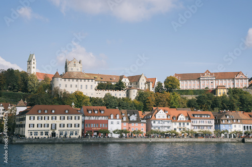 Ein Blick auf die Stadt Meersburg. Die Burg Meersburg und das Gebäude des Staatsweingut ist gut zu erkennen. Meersburg, Baden-Württemberg, Deutschland