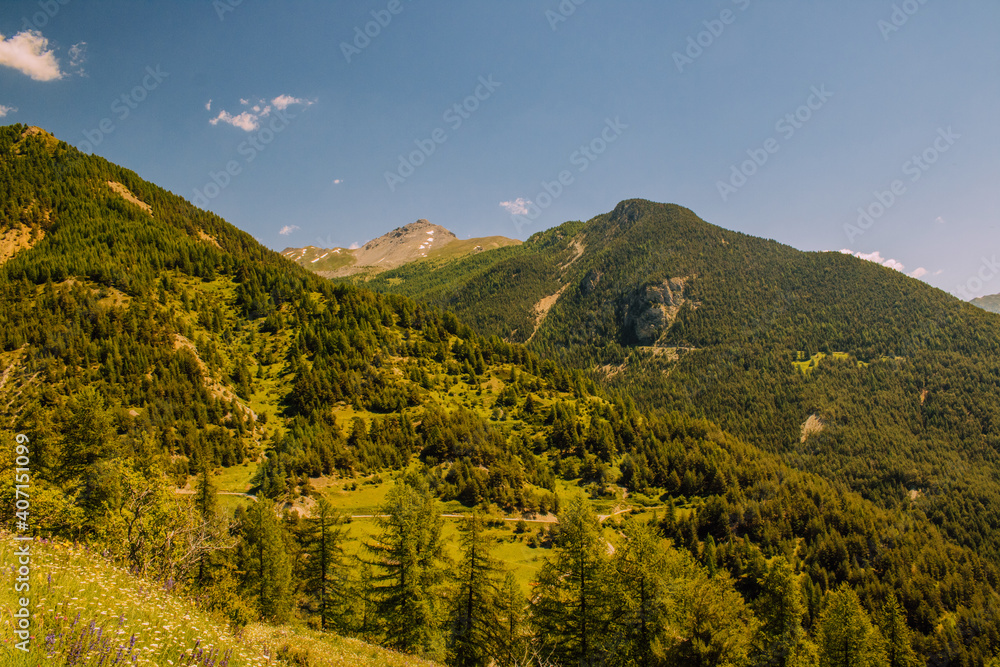 Photo de paysage montagneu