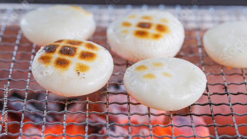 炭で焼き餅 photo