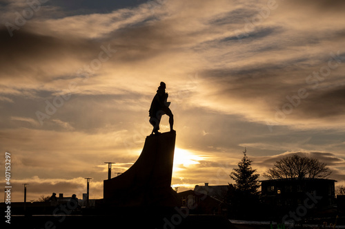 Silhouette der Statue von Leif Erikson in Reykjavik.