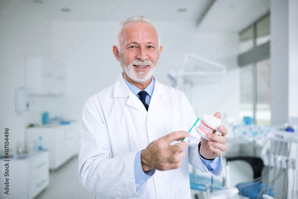Dentist shows how to wash your teeth correctly Dentist shows how to wash your teeth correctly
