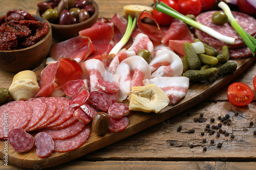 antipasto con salame prosciutto speck su sfondo rustico