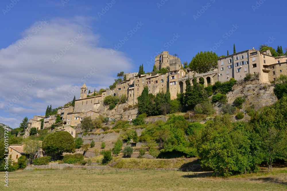 Fototapeta premium Montbrun-les-Bains (26570) depuis la route D542, département de la Drôme en région Auvergne-Rhône-Alpes, France