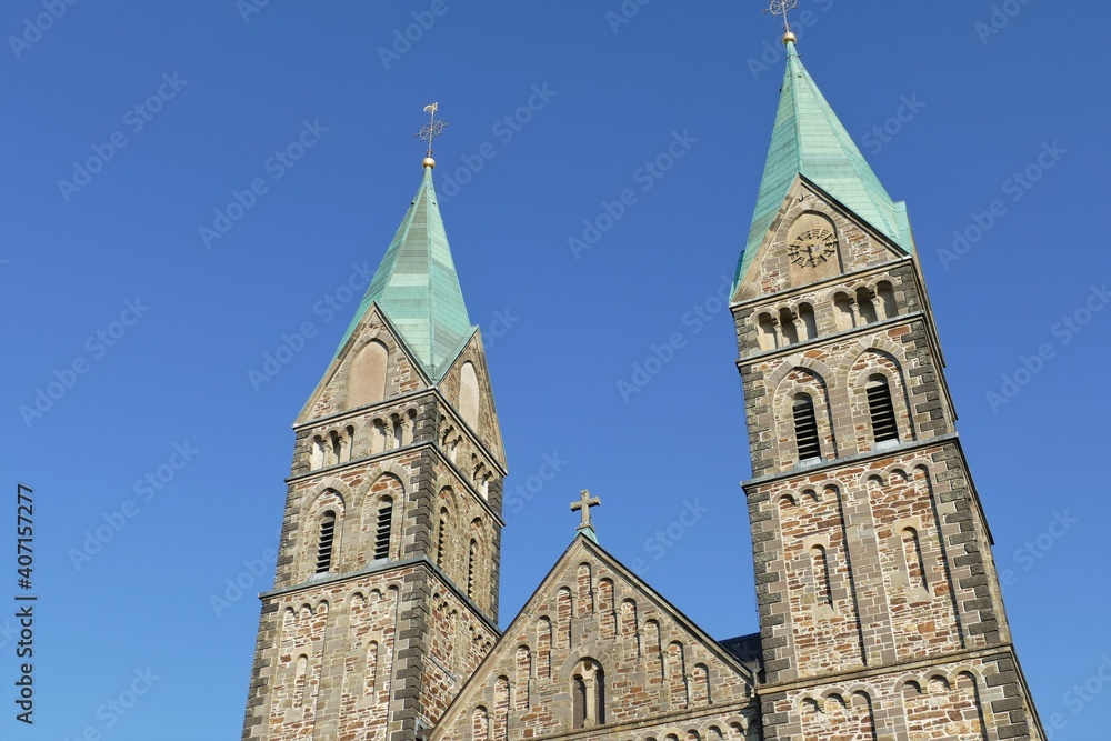 Türme und Giebel der St.-Lambertus-Kirche in Kalterherberg / Eifel
