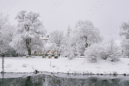 Drei Statuen in Riedlingen an der Donau. Den Kirchturm der St. Georg Kirche  ist auch gut zu erkennen, Baden-Württemberg, Schwäbische Alb, Deutschland photo