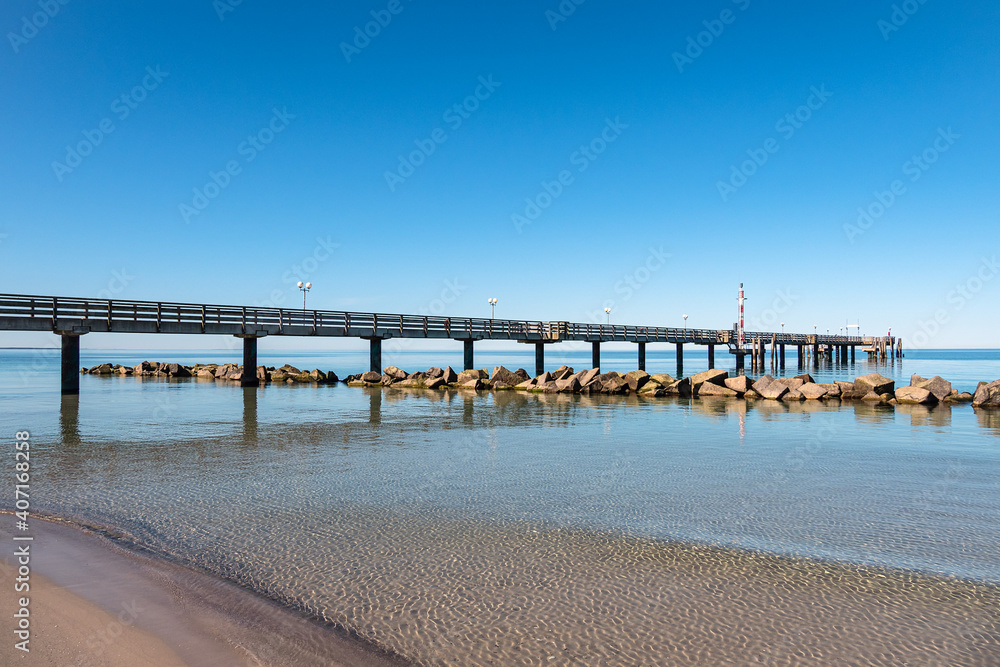 Seebrücke an der Ostseeküste in Wustrow auf dem Fischland-Darß
