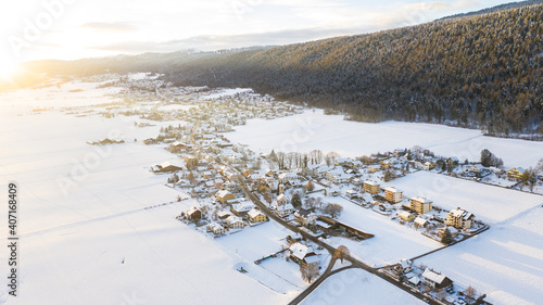 Village sous la neige au coucher de soleil 2