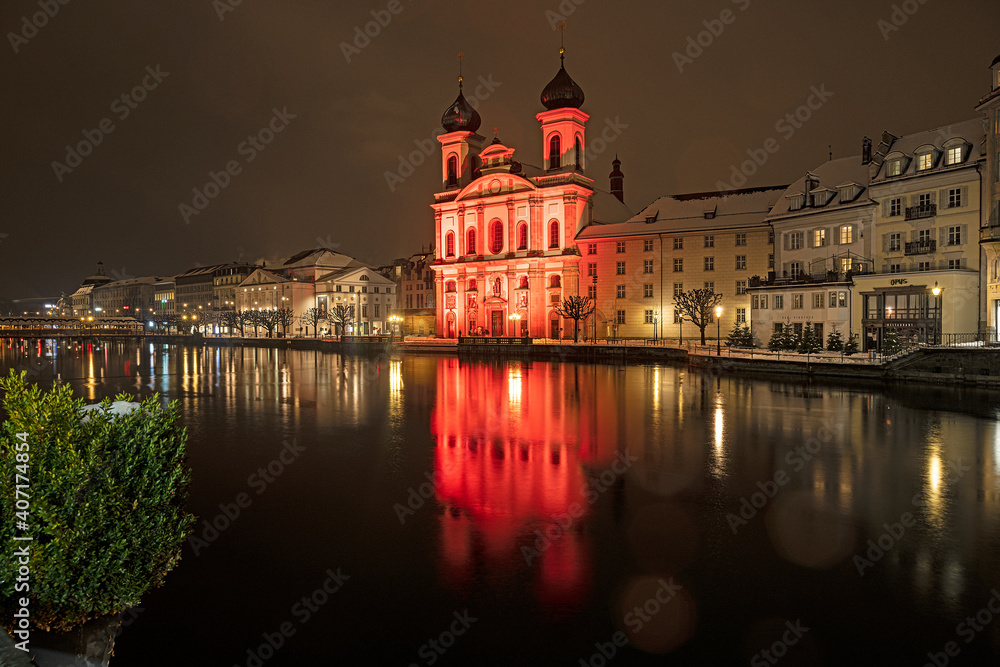 Rot beleuchtete Jesuitenkirche in der Nacht, Luzern, Schweiz