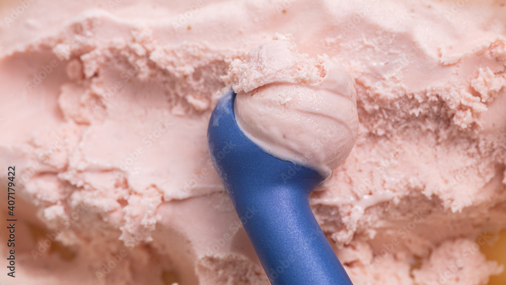 Eisportionierer formt Eiskugel Erdbeereis zum Servieren Stock Photo ...