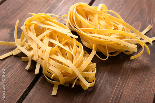 Tagliatelle  tipica pasta all uovo italiana su tavolo in legno 