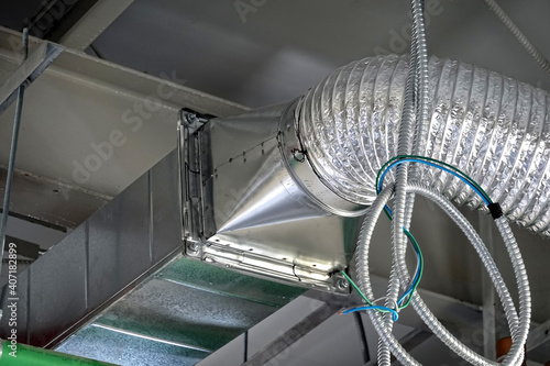 Fotografie Installation of flexible air ducts and air ducts