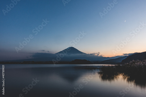 夕日のマジックアワーと富士山と湖 © Kengo/ けんご