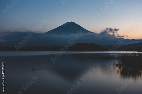 夕日のマジックアワーと富士山と湖
