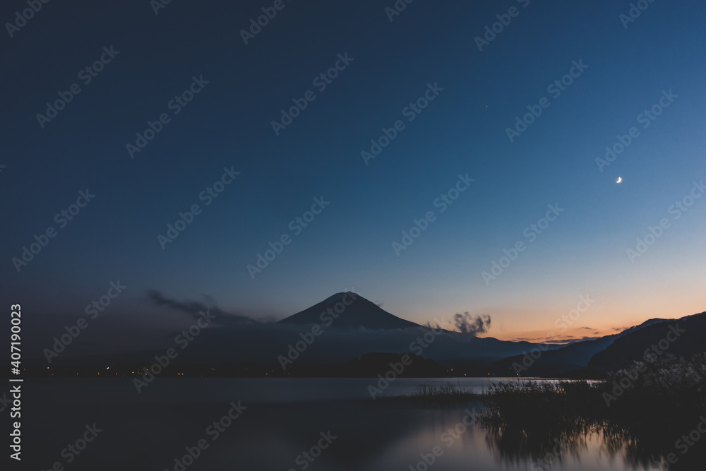 夕日のマジックアワーと富士山と湖