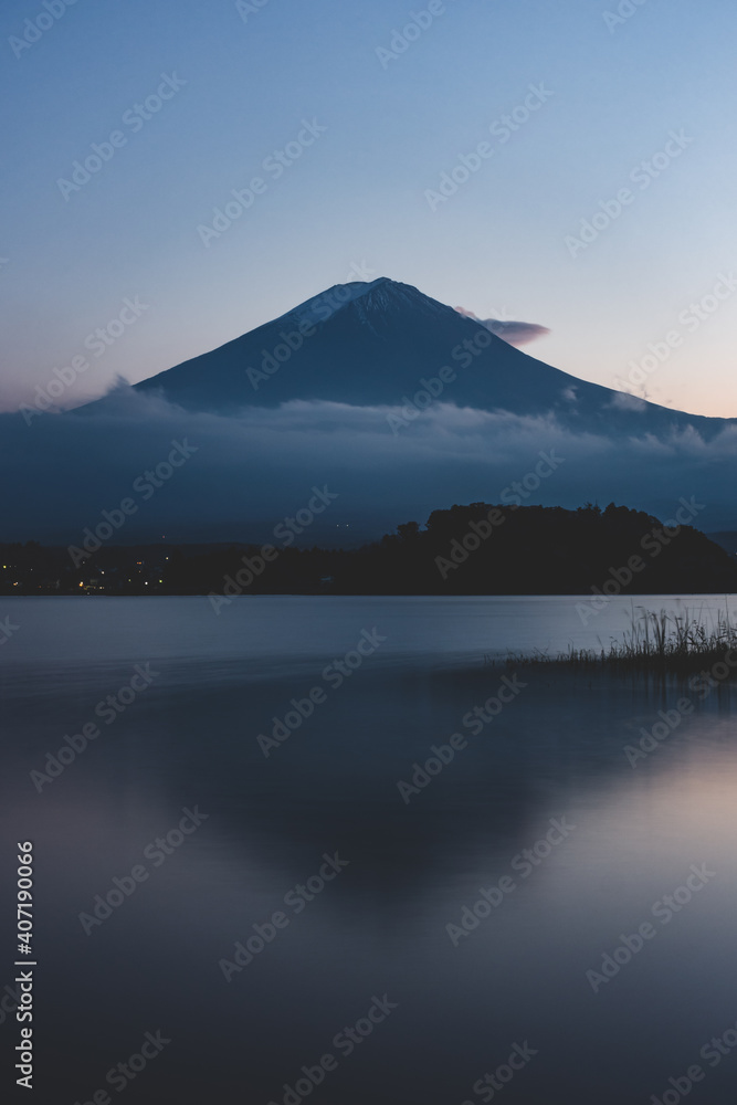 夕日のマジックアワーと富士山と湖