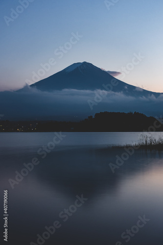 夕日のマジックアワーと富士山と湖