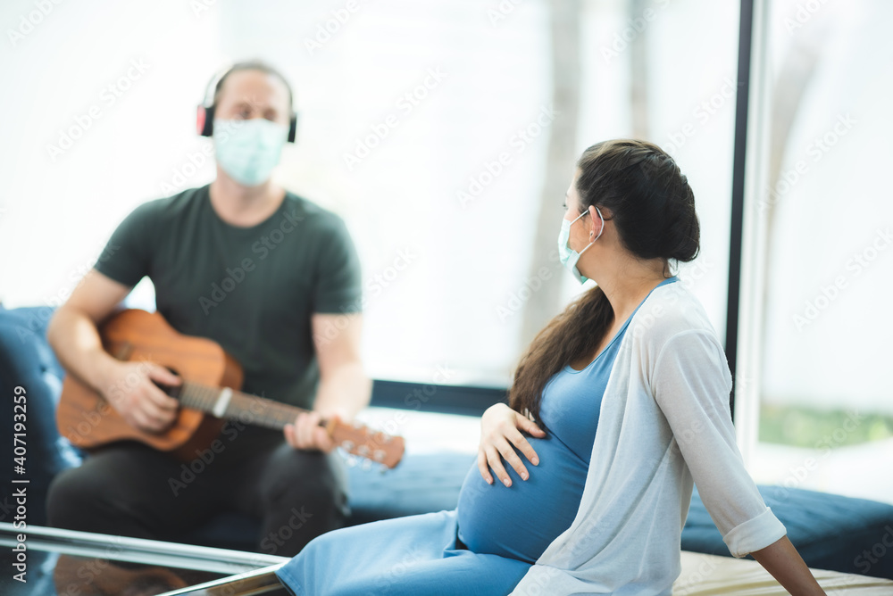 Obraz premium pregnant woman with her husband couple at home, family person pregnancy motherhood concept