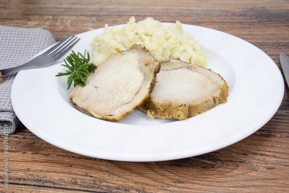 assiette de rôti de porc et purée et topinambour assiette de rôti de porc et purée et topinambour