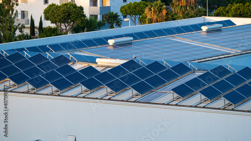 Obraz na płótnie Paneles solares fotovoltaicos en el tejado de una nave industrial de Mijas