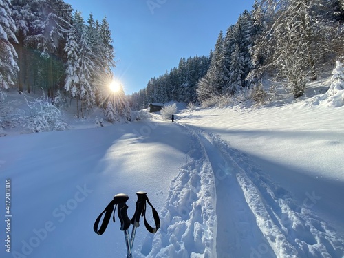 Schneeschuhe Wandern am Jakobsweg bei Terfens Vomp Vomperbach Umlberg Maria Larch Eggen in der Nähe von Schwaz Innsbruck Tirol Grenze zu Bayern im Karwendel am späten Nachmittag im Winter