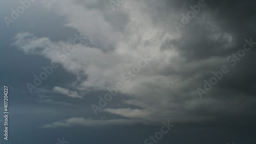 Un ciel de traîne s'installe après le passage d'une dépression atlantique sur la France. De fréquentes averses de grésil se succèdent sous les cumulonimbus