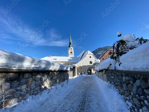 Schwaz Tirol Österreich, auf dem Weg nach St. Martin vorbei am Lahnbach und Lahnbachallee, Bach und im Winter mit viel Schnee
