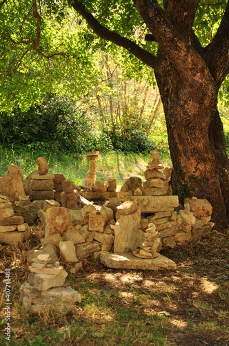mystische Steinansammlung unter einem Baum in sommerlicher Atmosphäre © Daniela