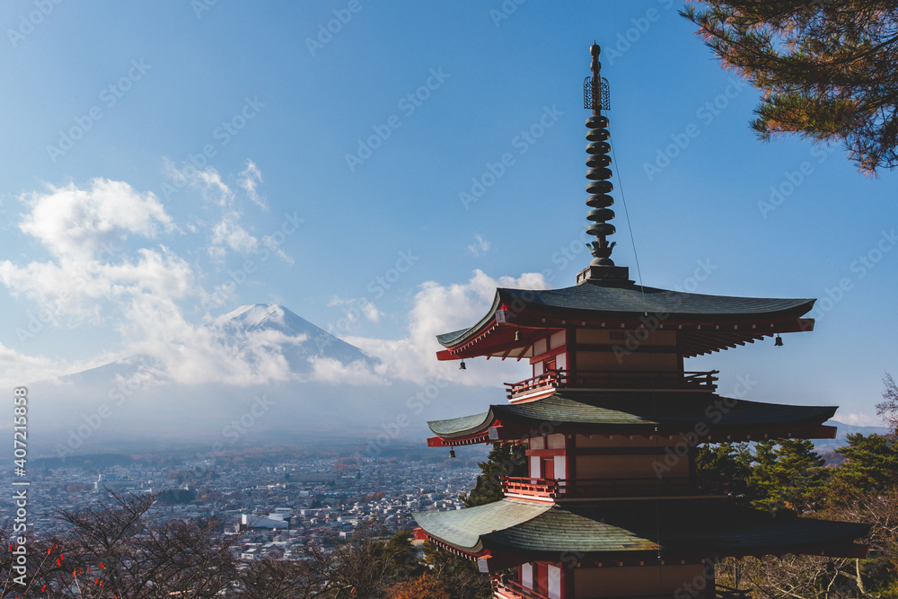 日本の伝統的な塔と富士山