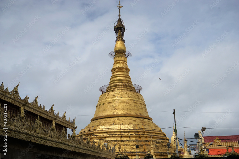 Fototapeta premium Botataung or Botahtaung Pagoda in Yangon, Myanmar - ボタタング パゴダ ヤンゴン ミャンマー 