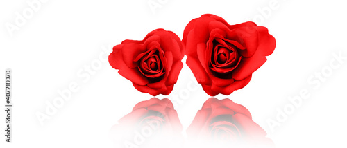Zwei rote Rosen-Herzen zum Valentinstag