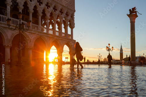Hochwasser auf der Piazza di San Marco im Sonnenaufgang, Venedig, Italien