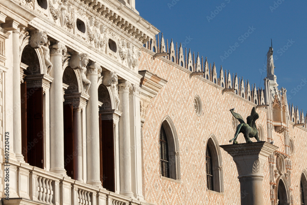 Markussäule und Dogenpalast auf der Piazzetta di San Marco, Venedig, Italien