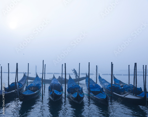 Gondeln im Nebel vor der Piazzeta di San Marco, Venedig
