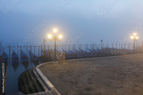 ItalienI/Venedig/Gondeln im Nebel vor der Piazzeta di San Marco photo