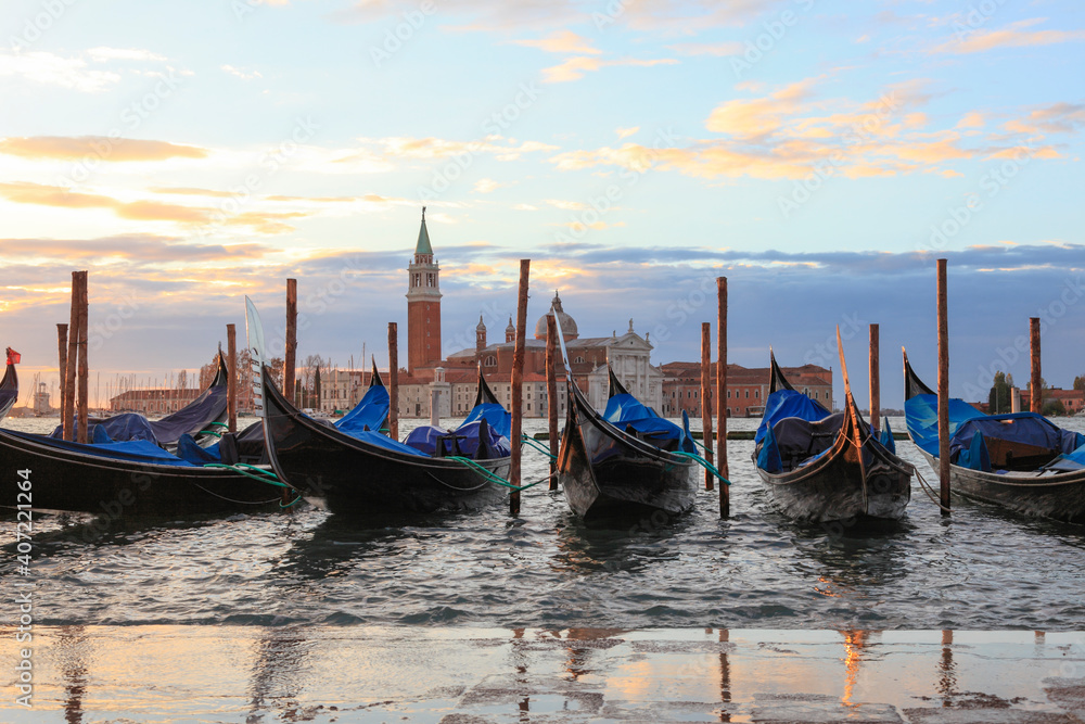 Hochwasser auf der Piazzetta, dahinter Gondeln und die Insel San Giorgio Maggiore im Sonnenaufgang, Venedig