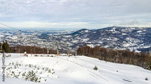 góry zimą, Beskid Śląski w Polsce z lotu ptaka, widok z Czantorii © Franciszek