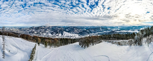 Fototapeta Naklejka Na Ścianę i Meble -  góry zimą, Beskid Śląski w Polsce z lotu ptaka, widok z Czantorii