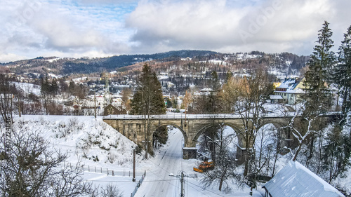 Wiadukt kolejowy w Wiśle Dziechcince to potężny żelbetonowy most o długości ponad 68 m, zimą z lotu ptaka