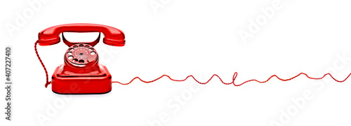 Rotes Vintage Telefon auf weissem Hintergrund