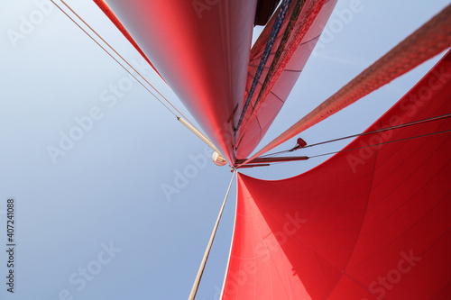 La vela rossa. Barca a vela.