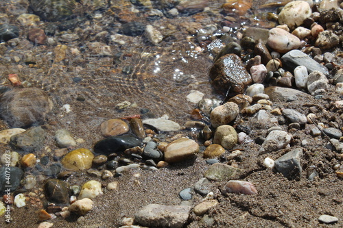 Foto que demonstra a natureza, de uma praia fluvial no verão , onde encontramos pedra/seixo/rocha 