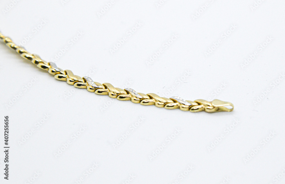 isoliert, weißer Hintergrund, goldenes Armband isoliert, weißer Hintergrund, goldenes Armband
