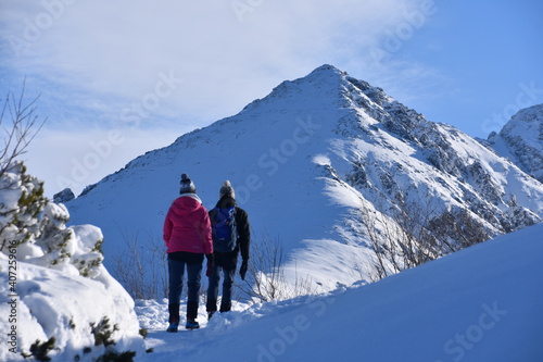 turysci na zimowych szlakach w Tatrach