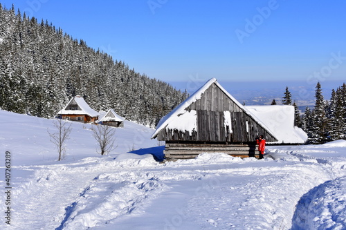 Turyści na szlakach w Tatrach, Dolina Gąsienicowa w Tatrzańskim Parku Narodowym, zimowe szlaki turystyczne © Albin Marciniak